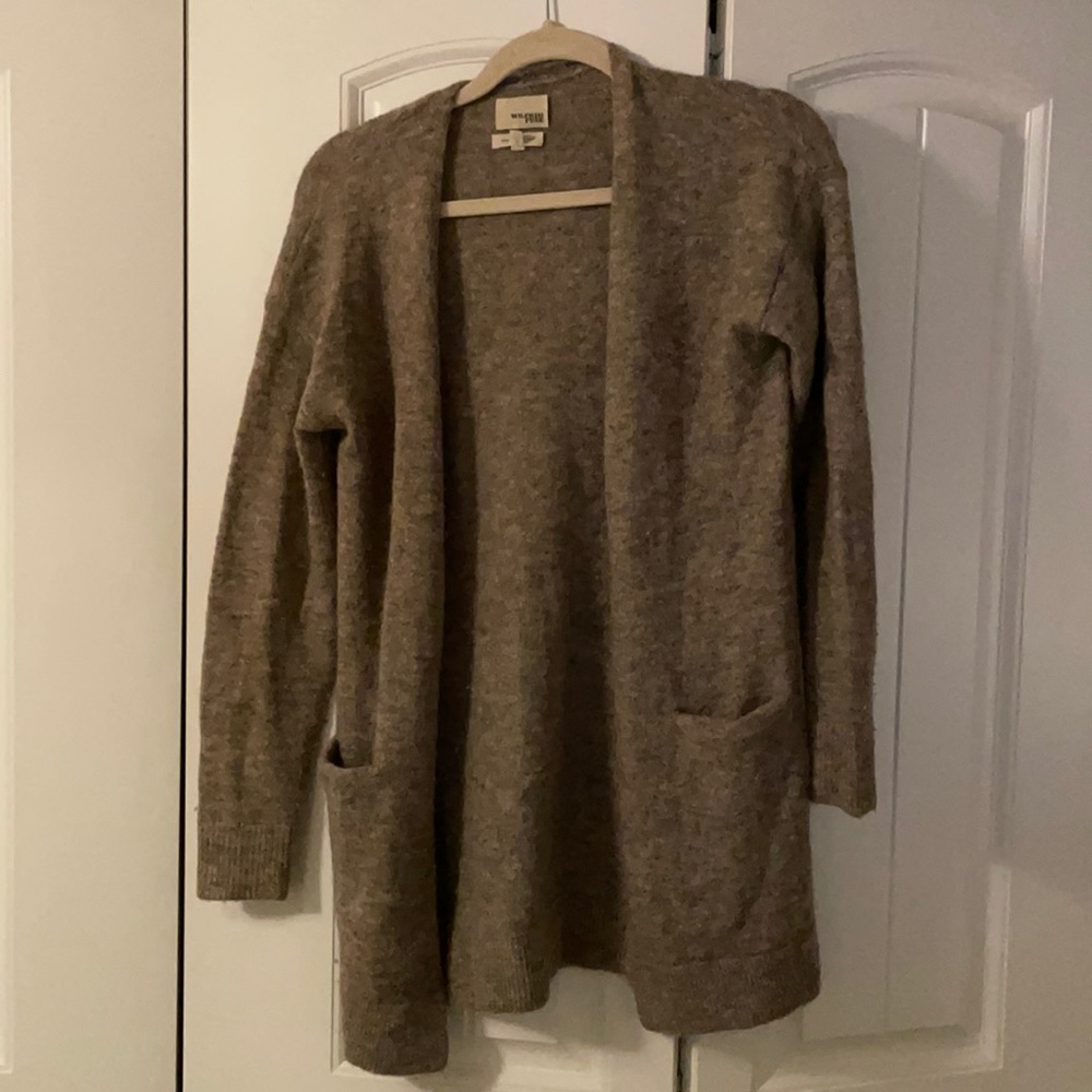 Aritzia cardigan. Size xs. Great used condition.